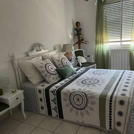 Avec Vue Panoramique Sur La Cité Médiévale Couette-café